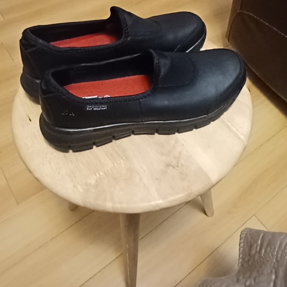 Sketchers slip resistant shoes - Picture 3 of 5